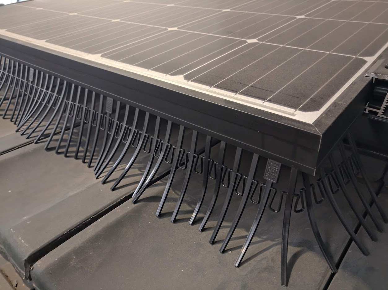 BirdBlocker installato sotto pannello fotovoltaico
